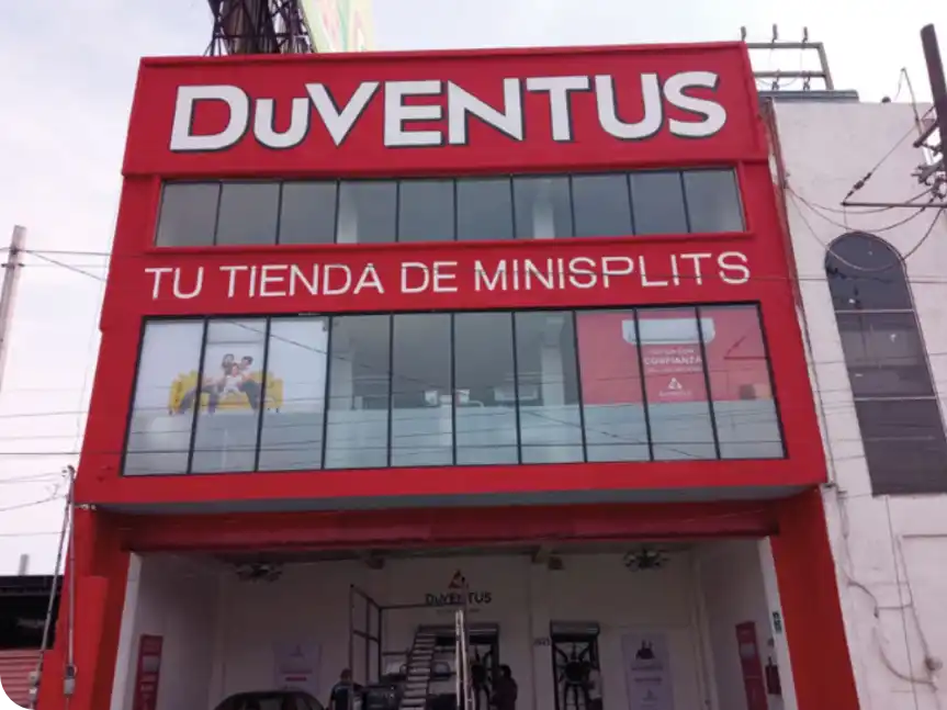 Rotulación de fachada comercial con gráficos de marca